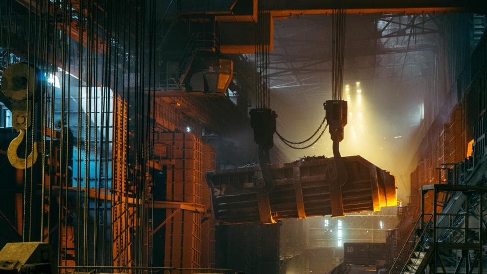 Nave industrial de acería en producción, entorno habitual de un proyecto de insonorización industrial