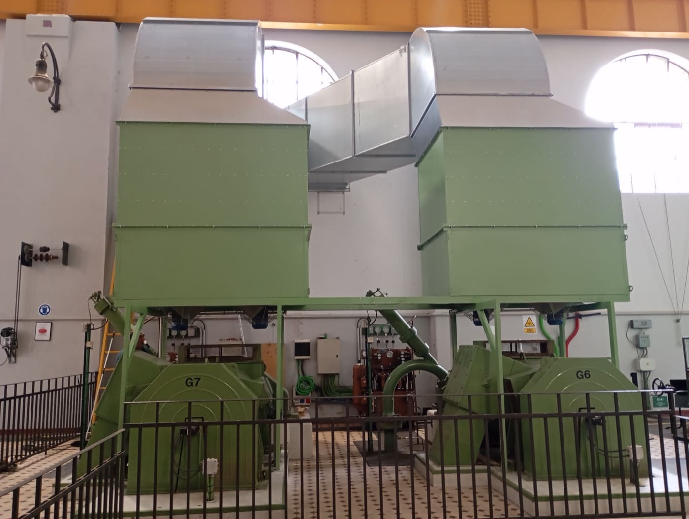 Insonorización industrial Cerramientos acústicos instalados sobre dos grupos de maquinaria en una sala de máquinas industrial