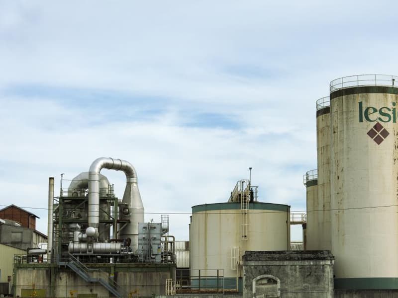 Instalación industrial exterior donde se proyectan pantallas y barreras acústicas