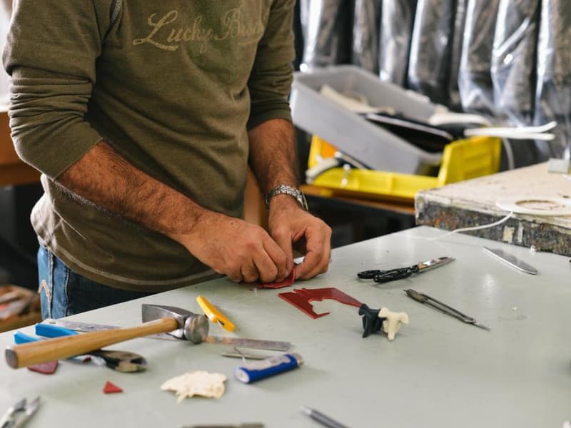 Técnico de Apling Acústica preparando material en el taller propio de fabricación de soluciones acústicas