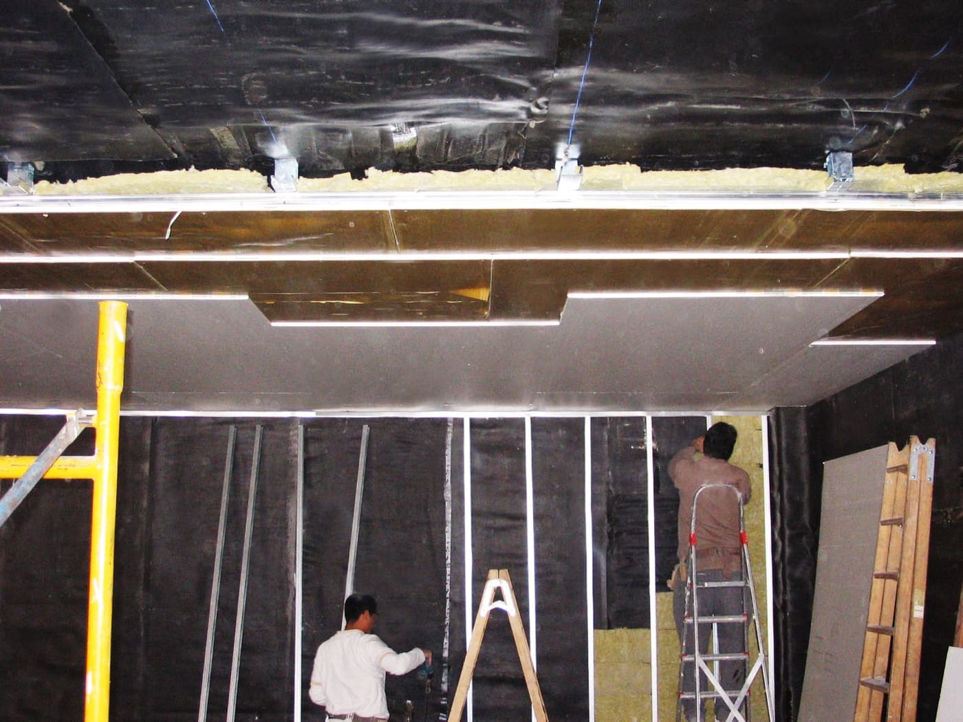 Obras de aislamiento Montaje de un trasdosado y un techo acústico durante una obra de aislamiento en un local