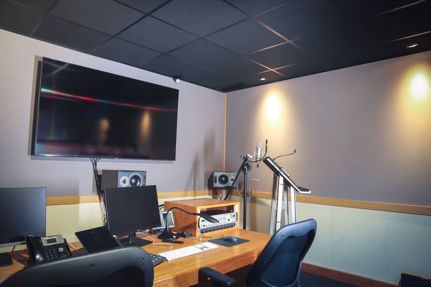 Sala de doblaje proyectada y ejecutada por Apling Acústica, con tratamiento acústico interior
