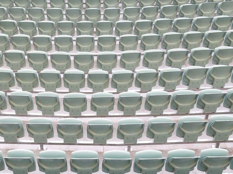 Aulas y espacios docentes Aula magna con butacas escalonadas, espacio docente que exige control del tiempo de reverberación