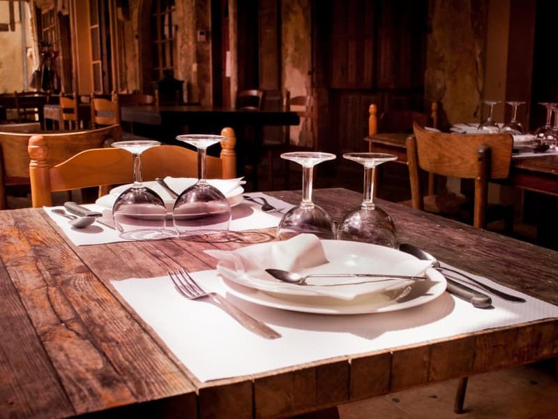 Restauración Comedor de restaurante con superficies duras de madera y cristal donde se acumula la reverberación