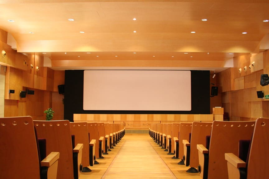 Acústica de salas y espacios Auditorio con acondicionamiento acústico de madera perforada en techo y paredes