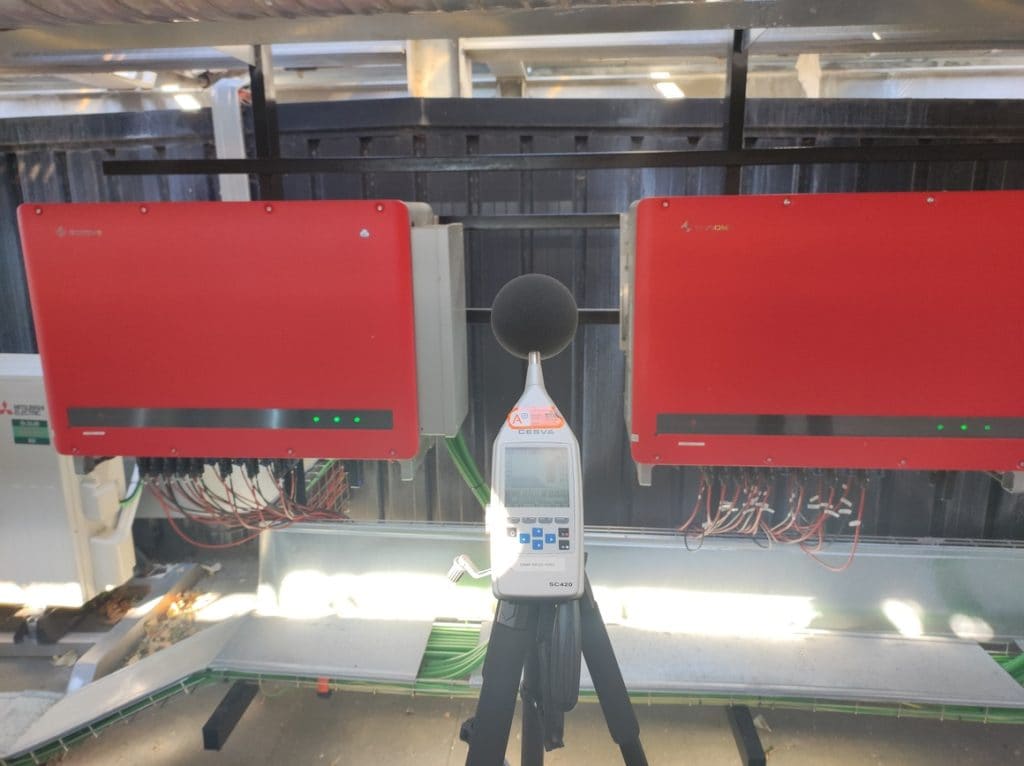 Mediciones acústicas Sonómetro midiendo el nivel de ruido de una máquina en una planta industrial de Barcelona